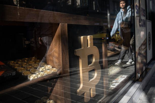 Bitcoin Short-Term Holders Face Supply Shift: Net Position Drops