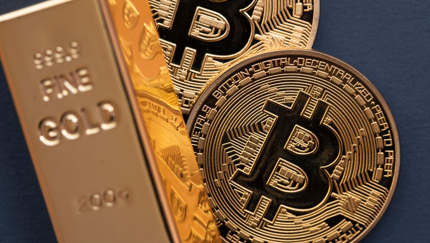 Bitcoin Versus Gold: Analyst Says The Yellow Metal Is A “Slow-Moving Rug Pull”-Bitrabo Bitcoin Versus Gold: Analyst Says The Yellow Metal Is A “Slow-Moving Rug Pull”