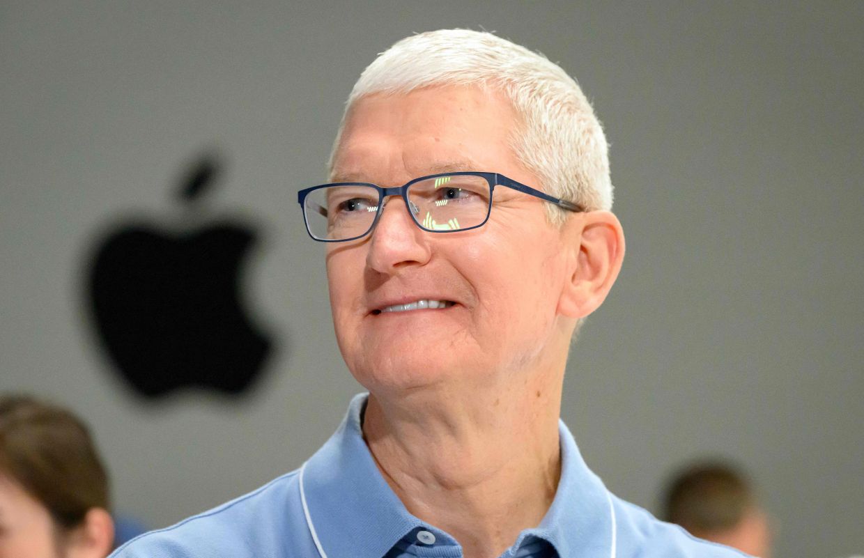 “Tim Cook Lookalike Sparks Controversy At Apple Event By Endorsing Crypto Scam”